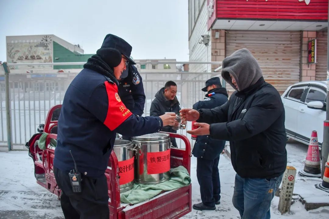 滞留在了甘新交接之地柳园镇也导致返疆车辆和人员极端的恶劣天气笼罩