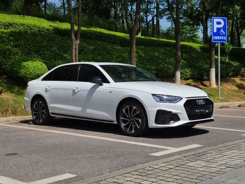 58万!2023款奥迪a4l白色仅1.4万公里0过户