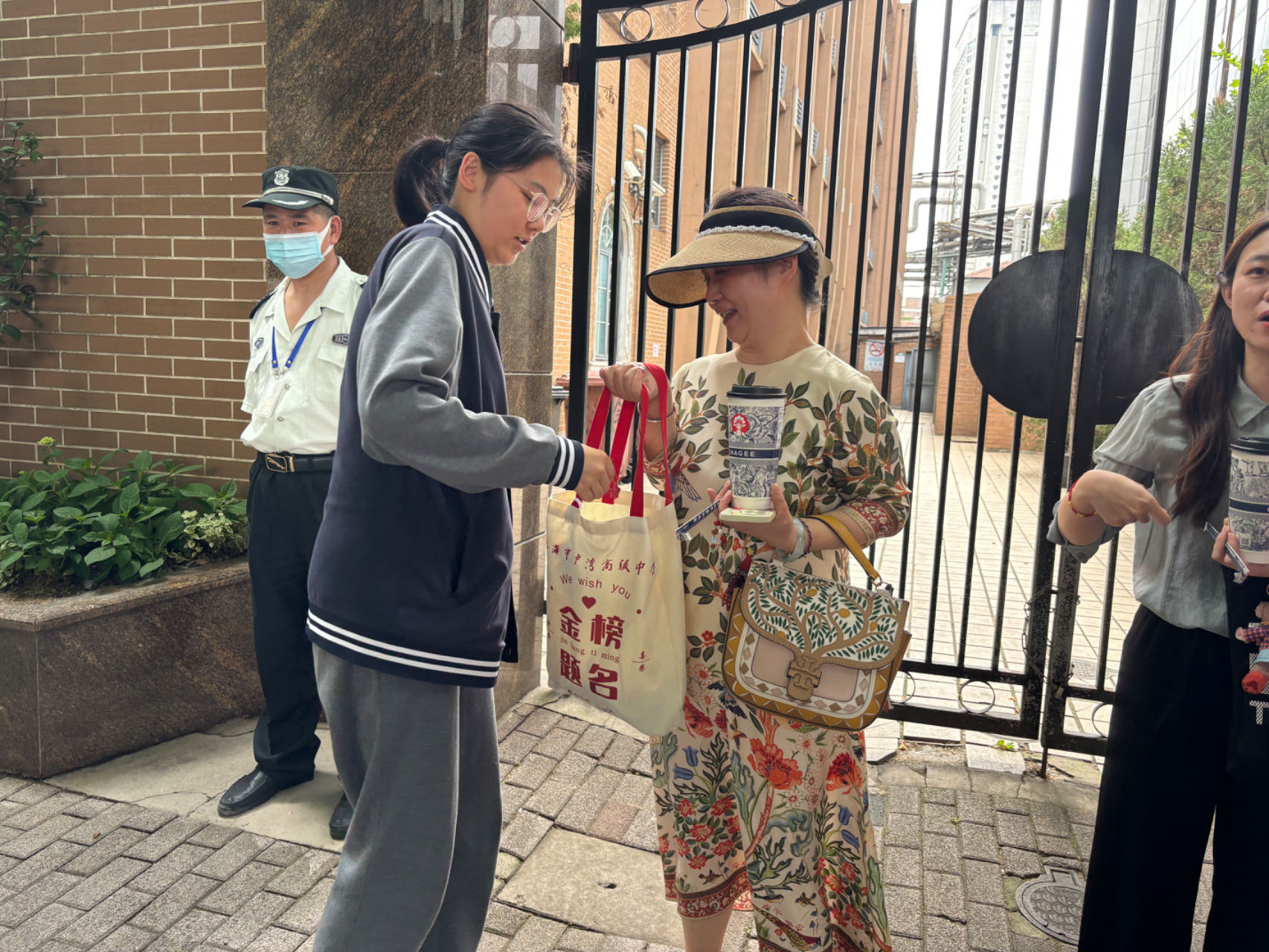 直击上海高考|高考 端午,老师送考生粽子香囊祝高"粽"