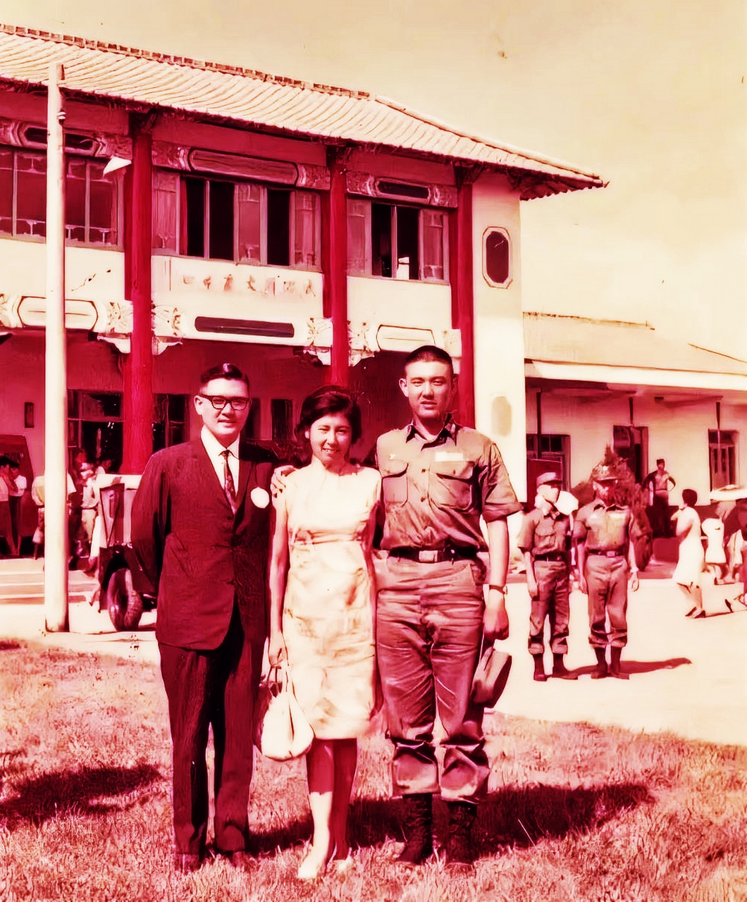 1968年,18岁的马英九与父母合影.一家人都很漂亮,他爸爸也很帅