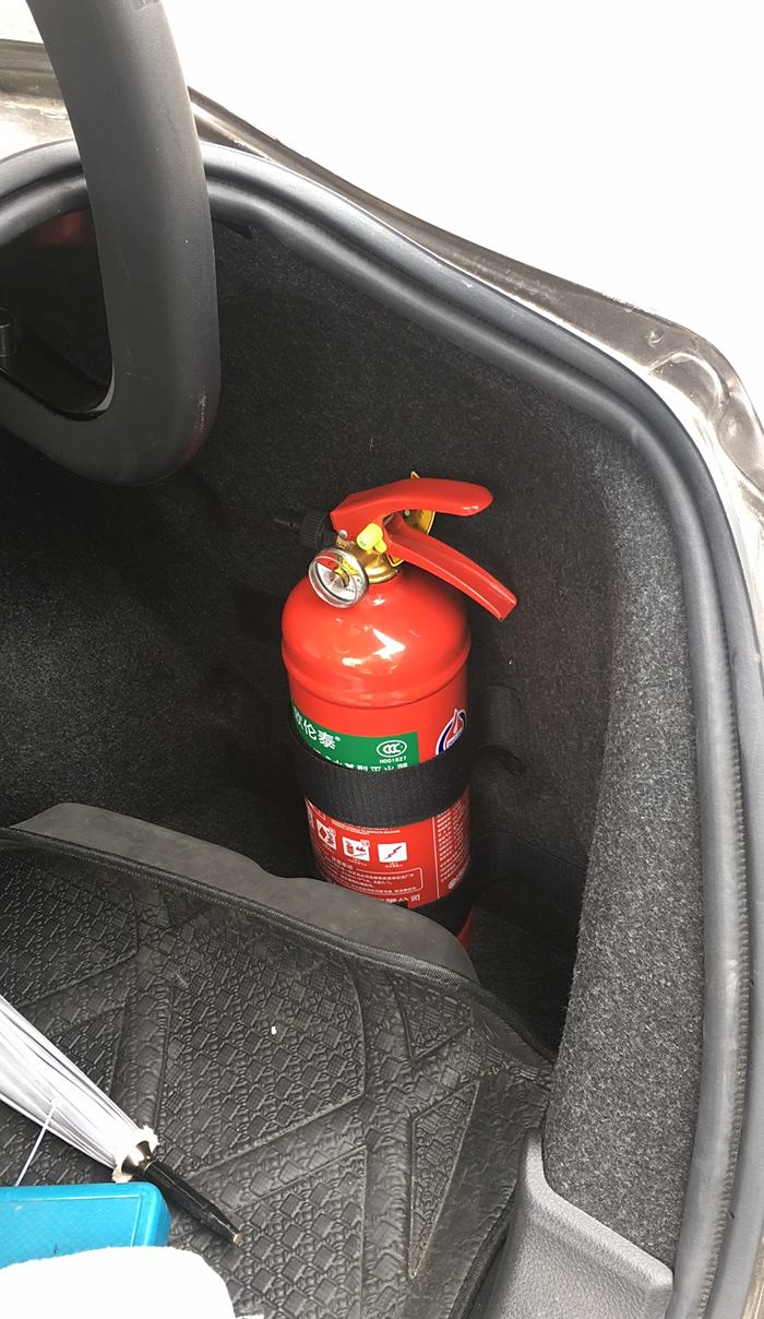 灭火器应该放在车上的哪个位置?