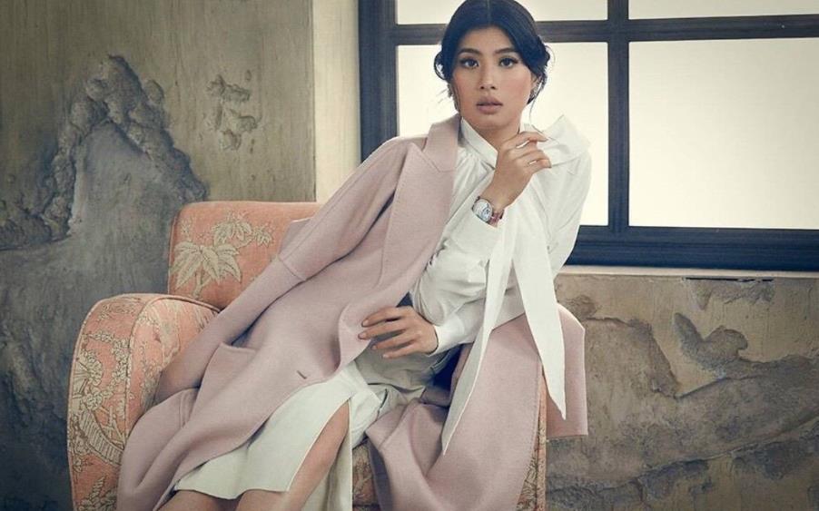 泰国二公主上了杂志封面,玩心大起溜去书摊看,被发现后嘟嘴卖萌