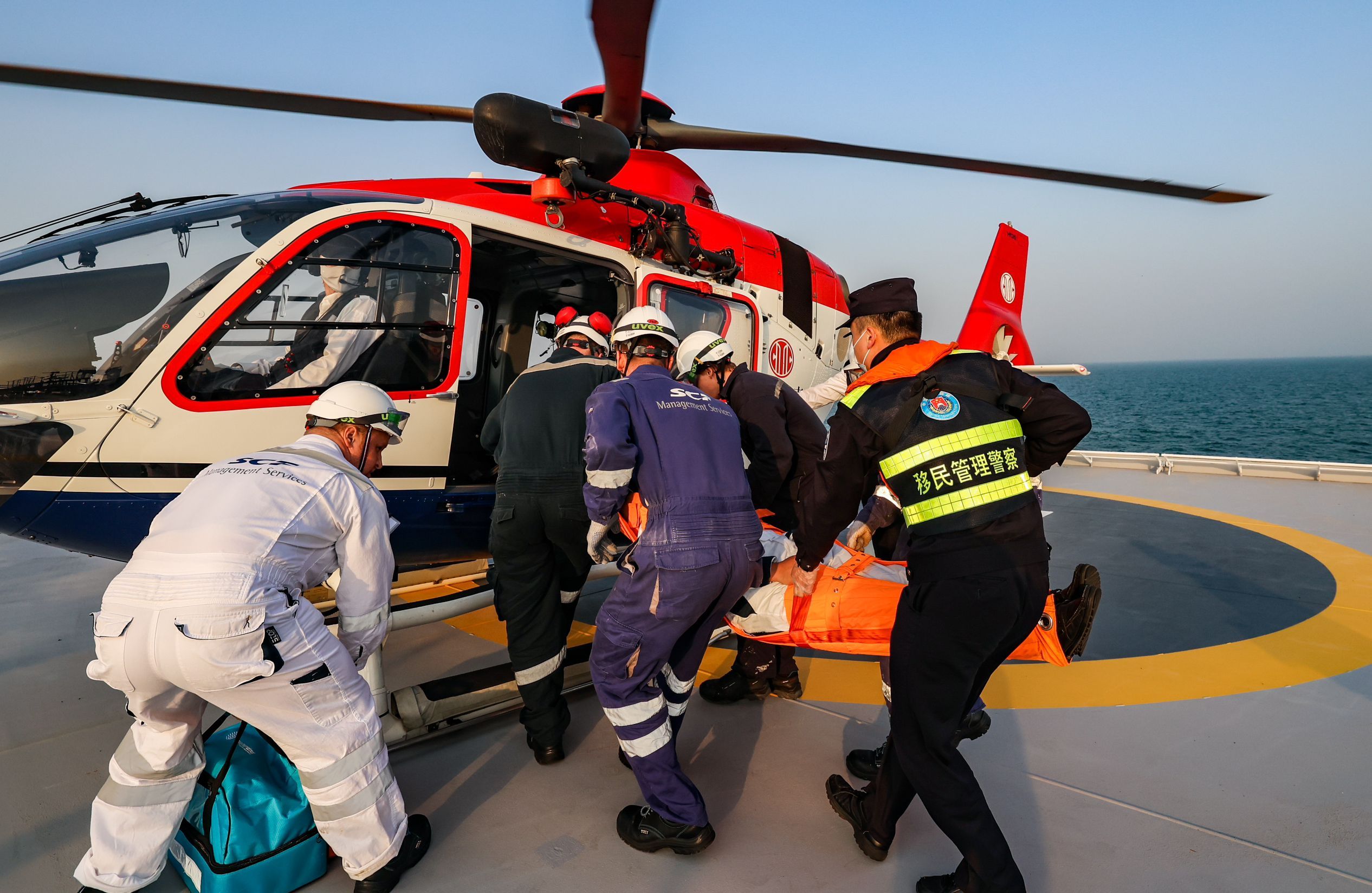 组图丨青岛:海上联合救援演练 开辟船员"生命通道"