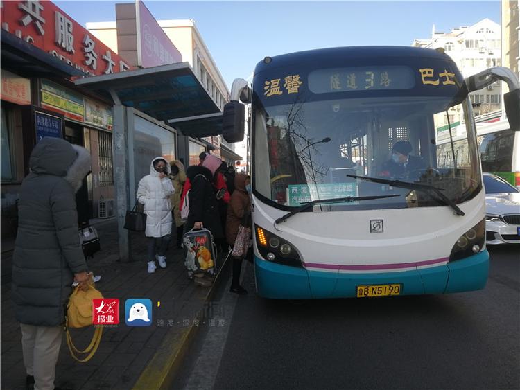 就地过年留青人员增加 青岛温馨巴士增班次助力市民出行