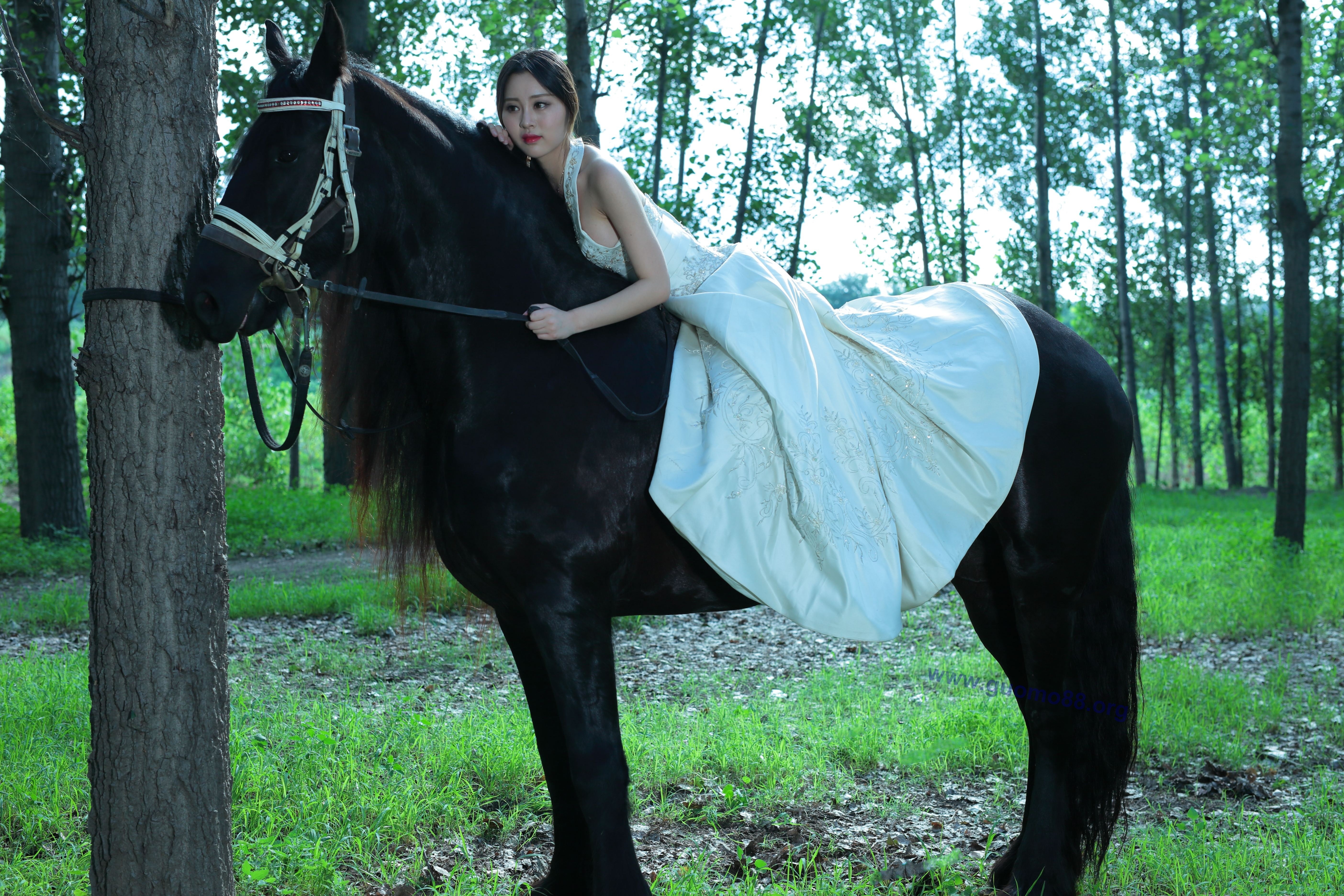 长腿美女亲自示范骑马拍照,摄影师辛苦了