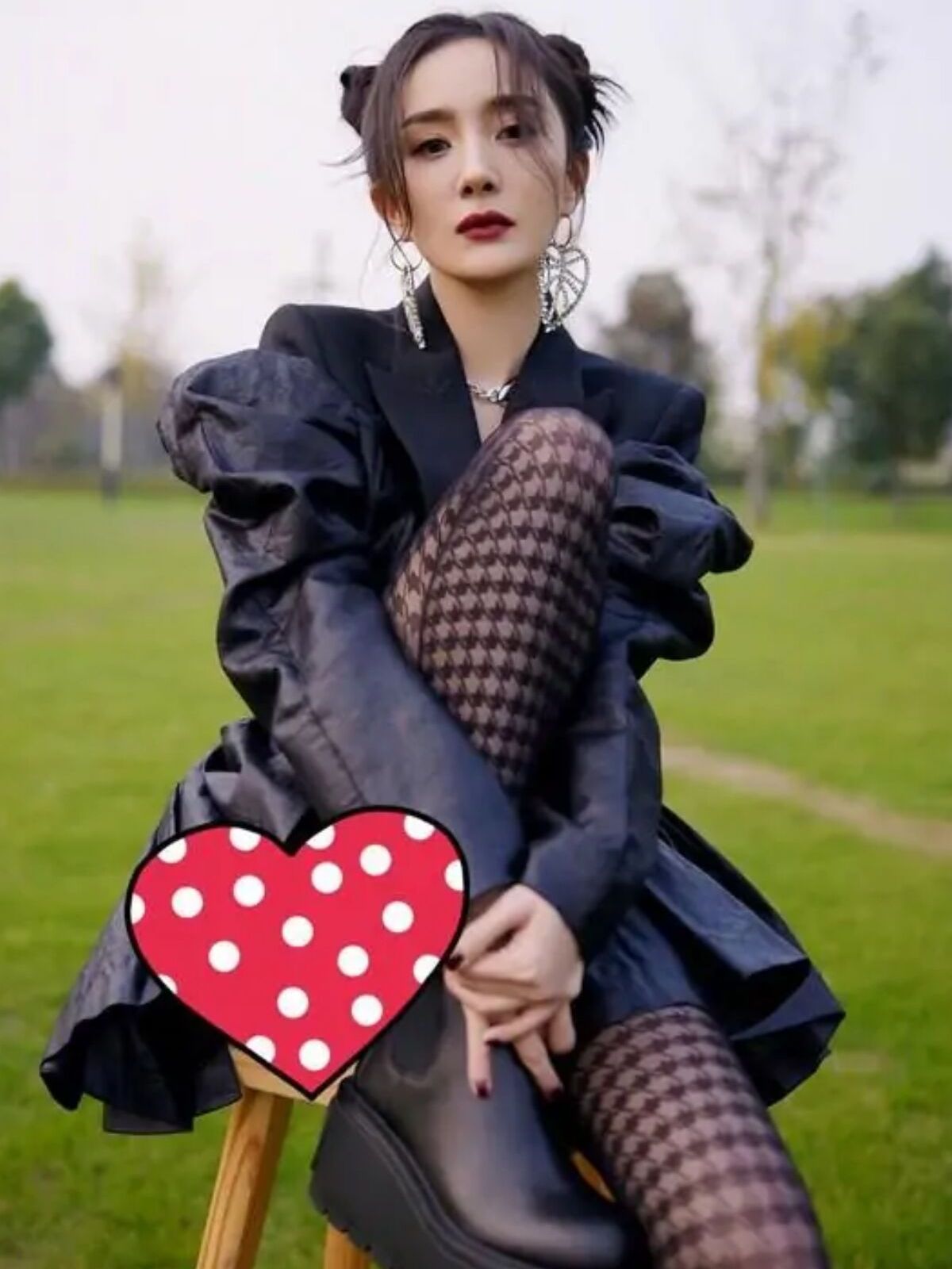 杨幂的皮裙穿搭太洋气,扎双丸子头很减龄,下面"丝袜腿"更优越