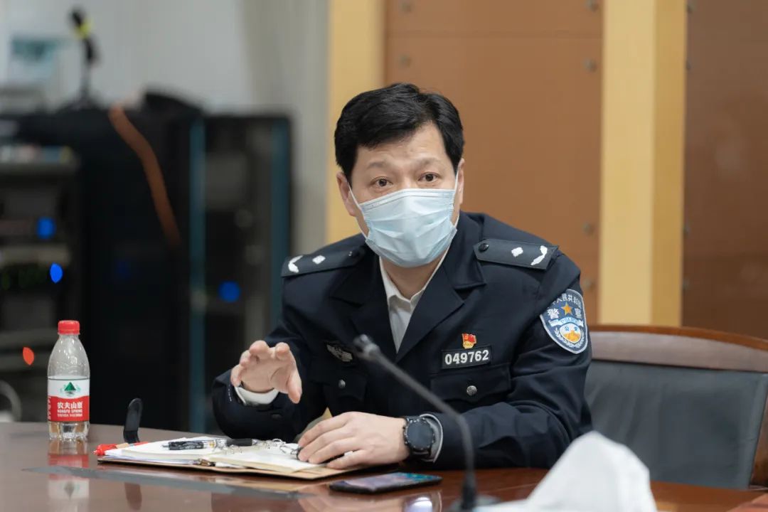 并肩作战为市民安全保驾护航,松江这个派出所所长里里外外都很忙