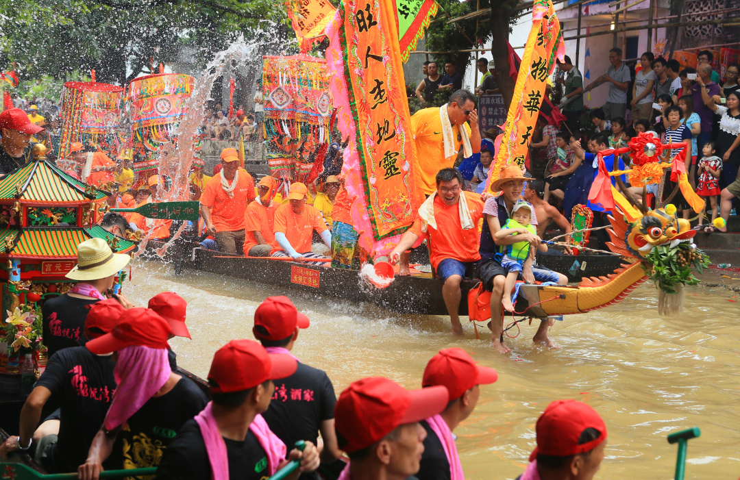 顺德的龙舟竞渡精神彰显了顺德人"敢为天下先"的精神风貌   陈炳辉
