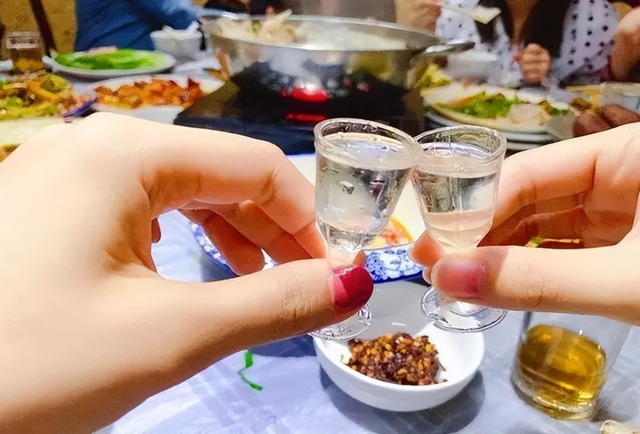 在酒桌上,遇到这3个"小动作"的人,要敬而远之,个个面善心狠