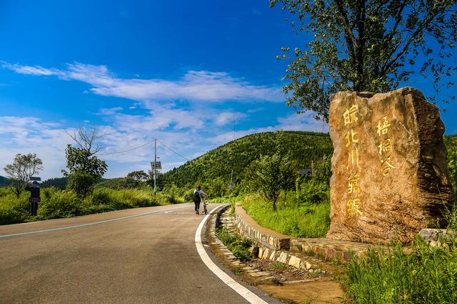 皖北87公里川藏线实拍 情侣驱车经过惊险流连忘返,山上风光太美啦