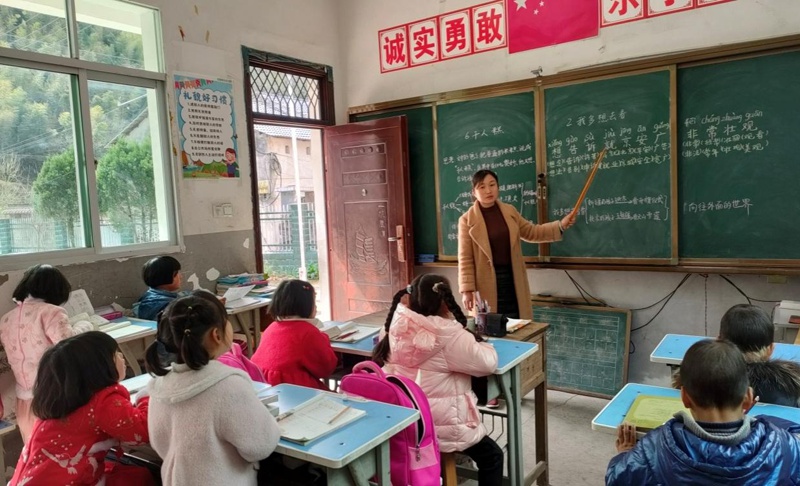 兴田乡小学代课教师叶少容坚守大山12载
