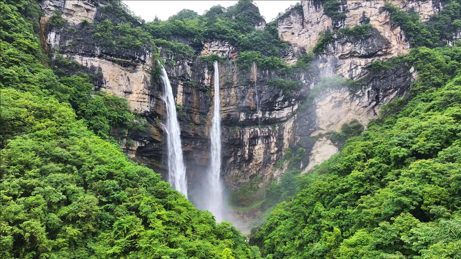 贵州施秉:江凯河瀑布"三瀑同挂"正在"加载"