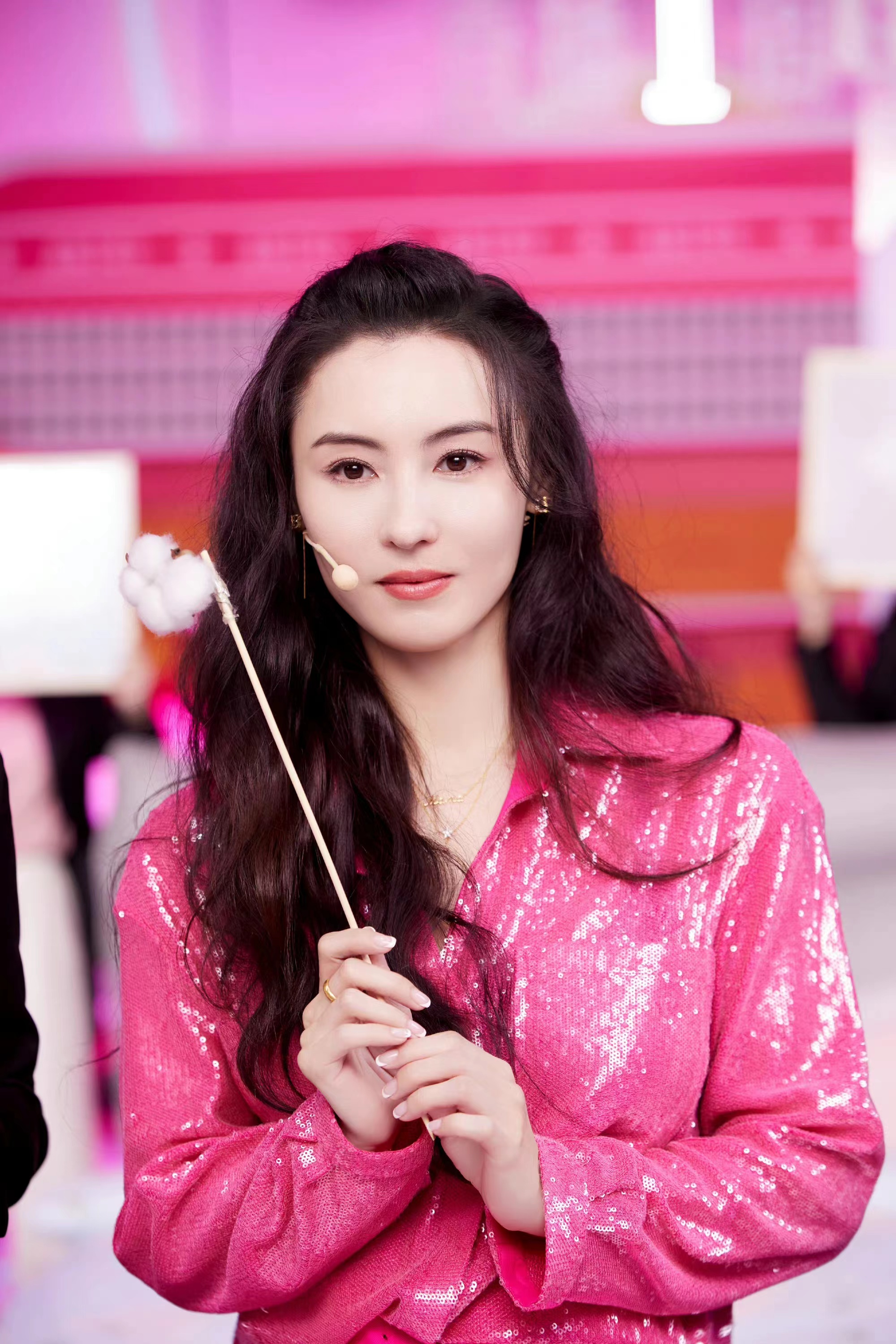 42岁张柏芝不低调了,穿玫红色亮片衬衫搭披肩长卷发,优雅女神范