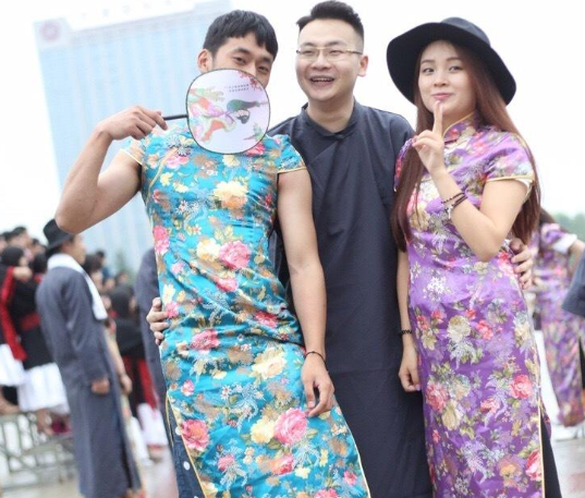 大学男生穿旗袍拍毕业照走红,旗装艳压一众女生,网友:心动