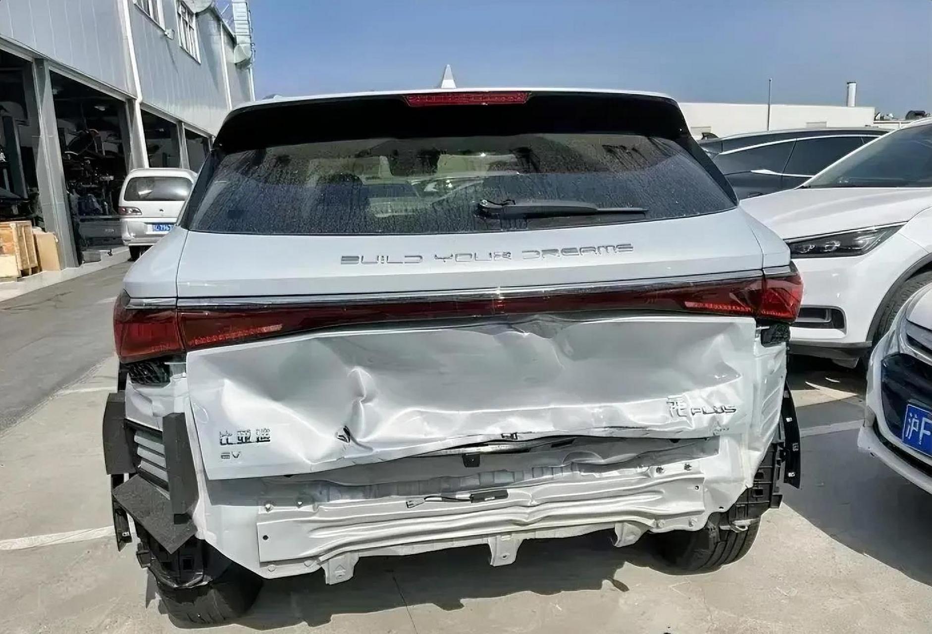 比亚迪这后防撞梁设计成这样正常吗,感觉有点单薄了