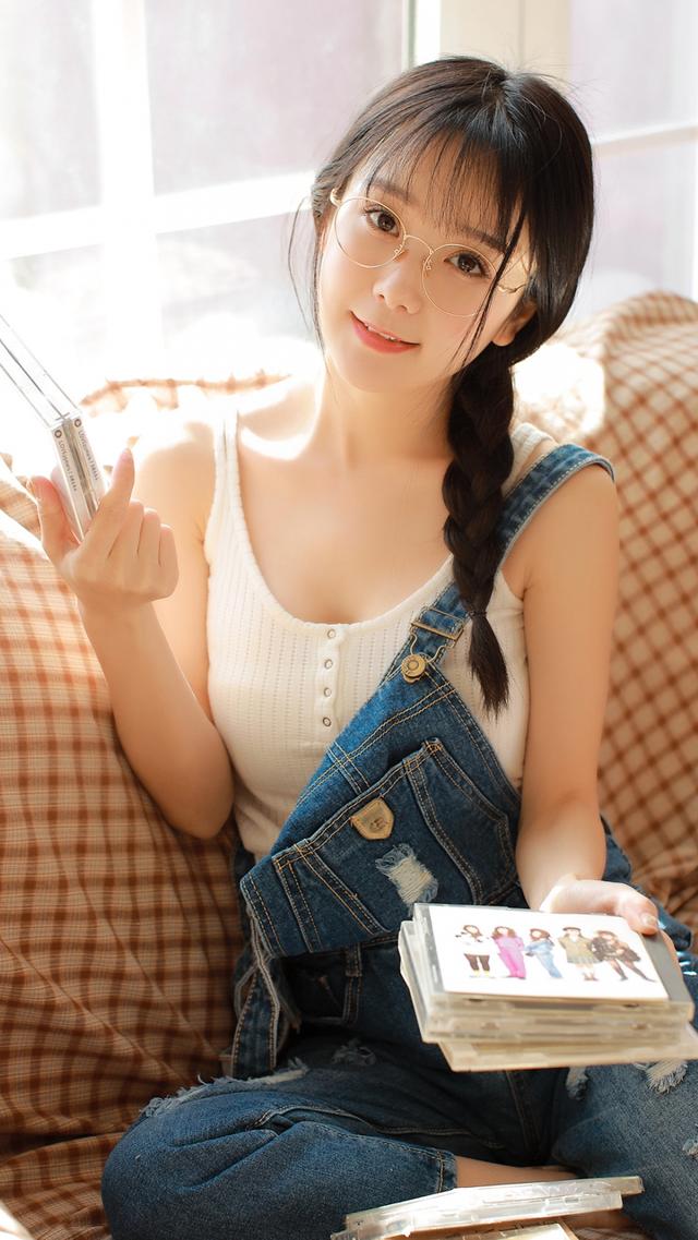戴眼镜的文艺少女紧身吊带写真 极品美女图片