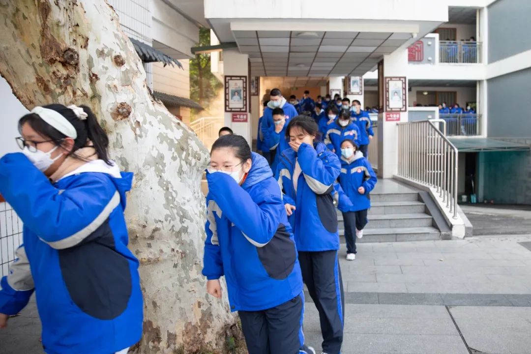 构建平安校园 成都市田家炳中学开展消防安全演练活动