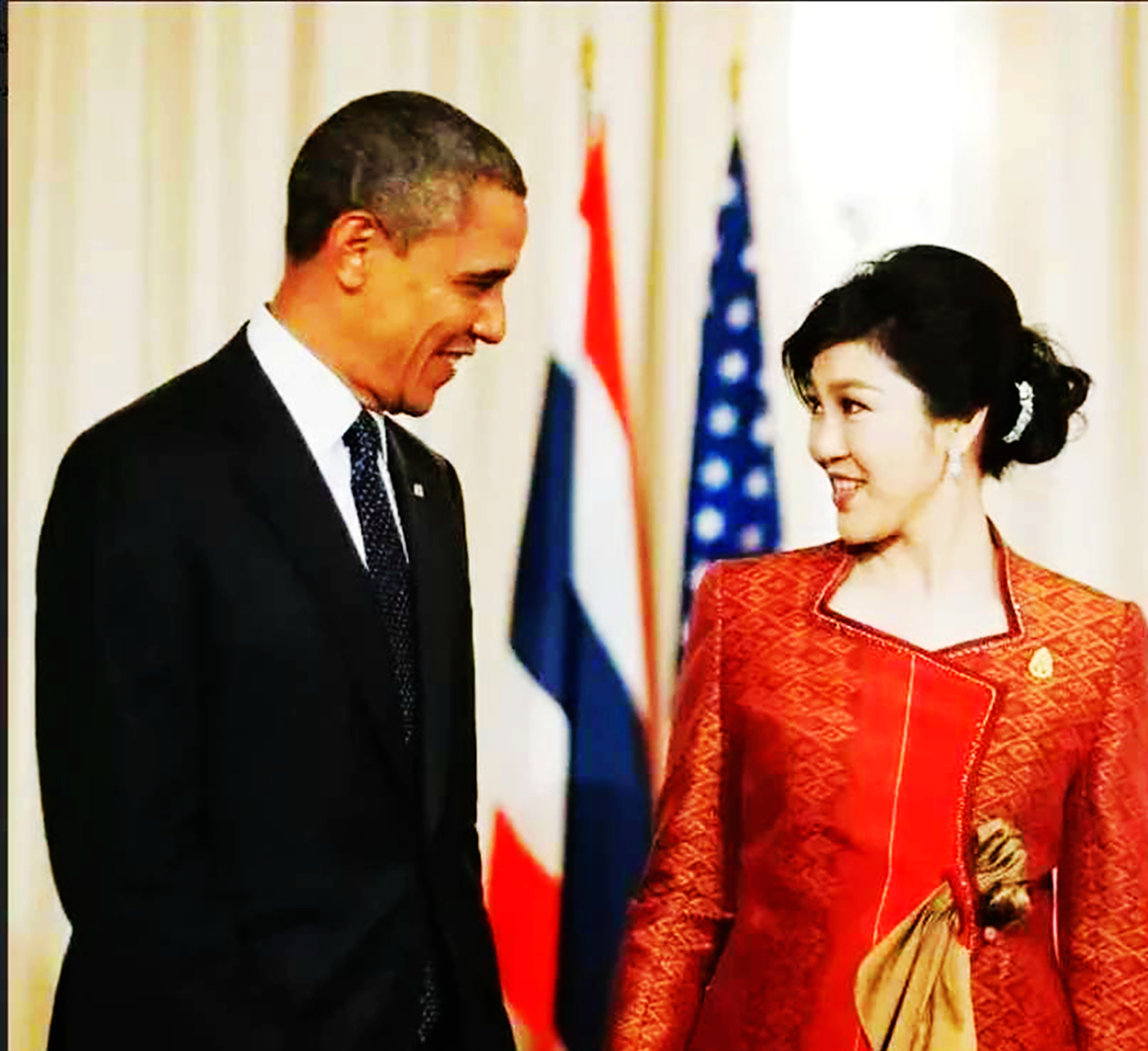 他长得像她,脾气也很好.奥巴马只比英拉大6岁,但英拉看起来更年轻.