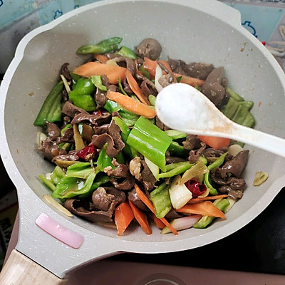美食新滋味:好吃不腻的爆炒猪心