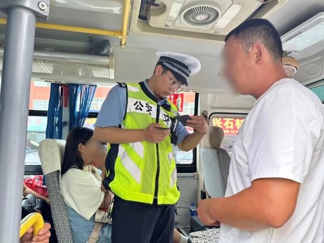 锦州市黑山交警积极开展"一盔一带"安全守护行动