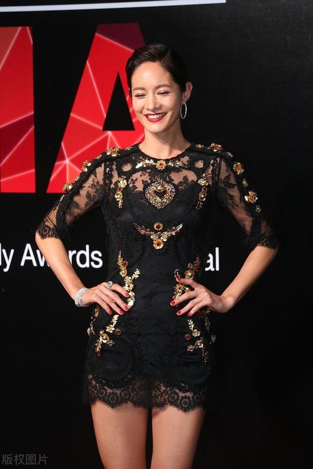 janet谢怡芬:蕾丝短裙秀美腿