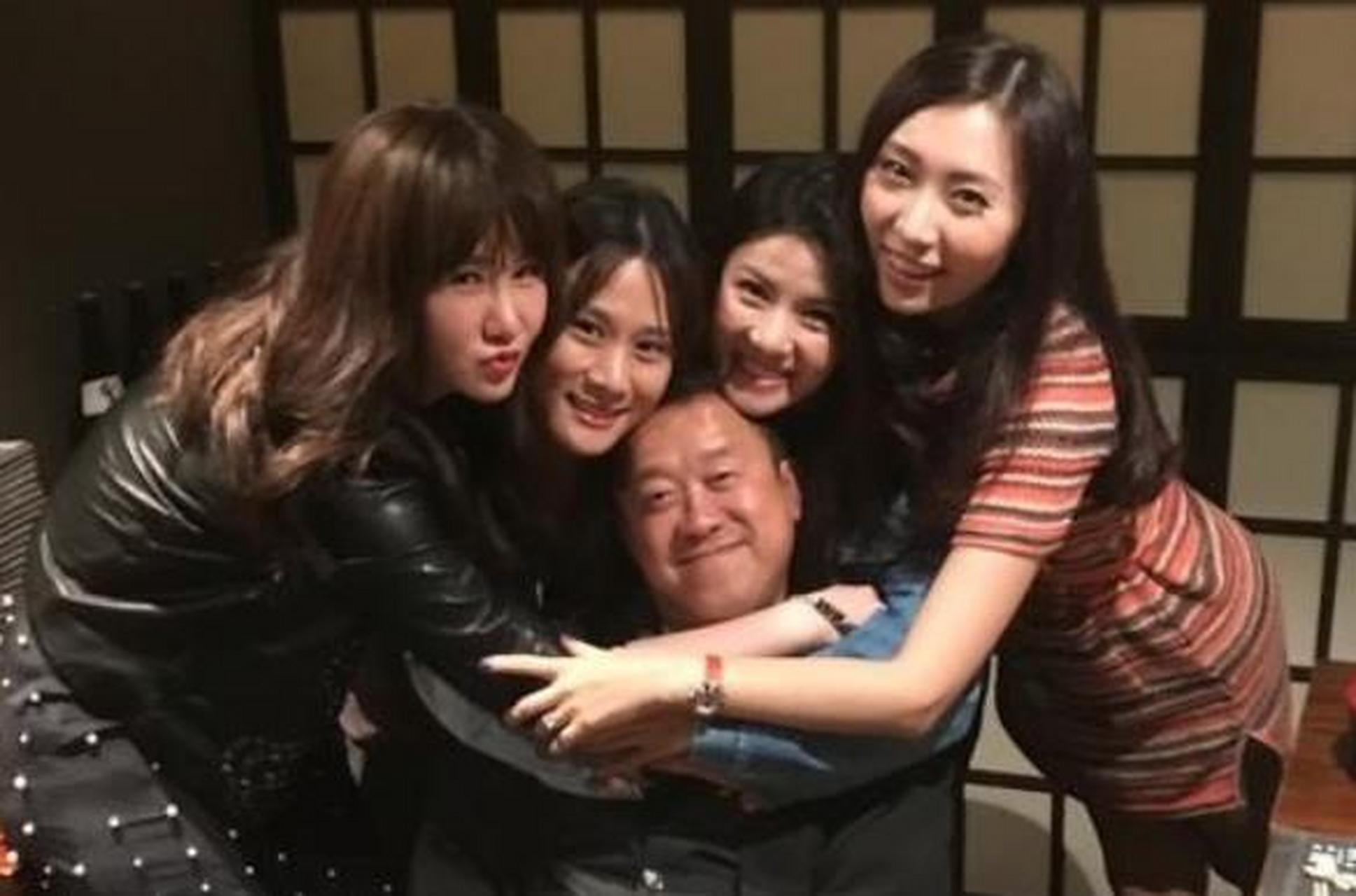 丘凯敏顿时羞得无地自容!曾志伟来了兴致,又追着曾华倩满场跑!