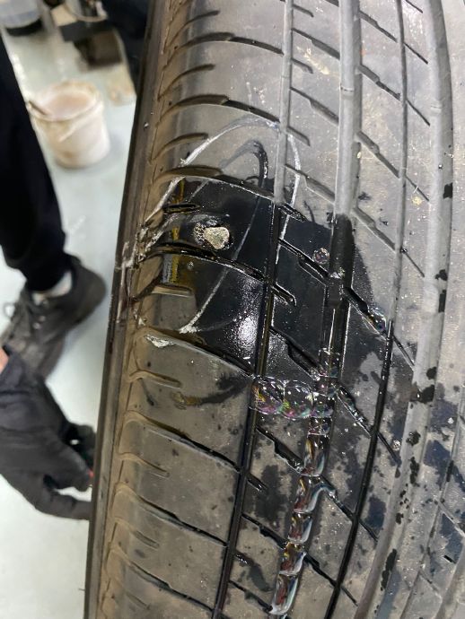 汽车车轮被扎了钉子还能继续开吗