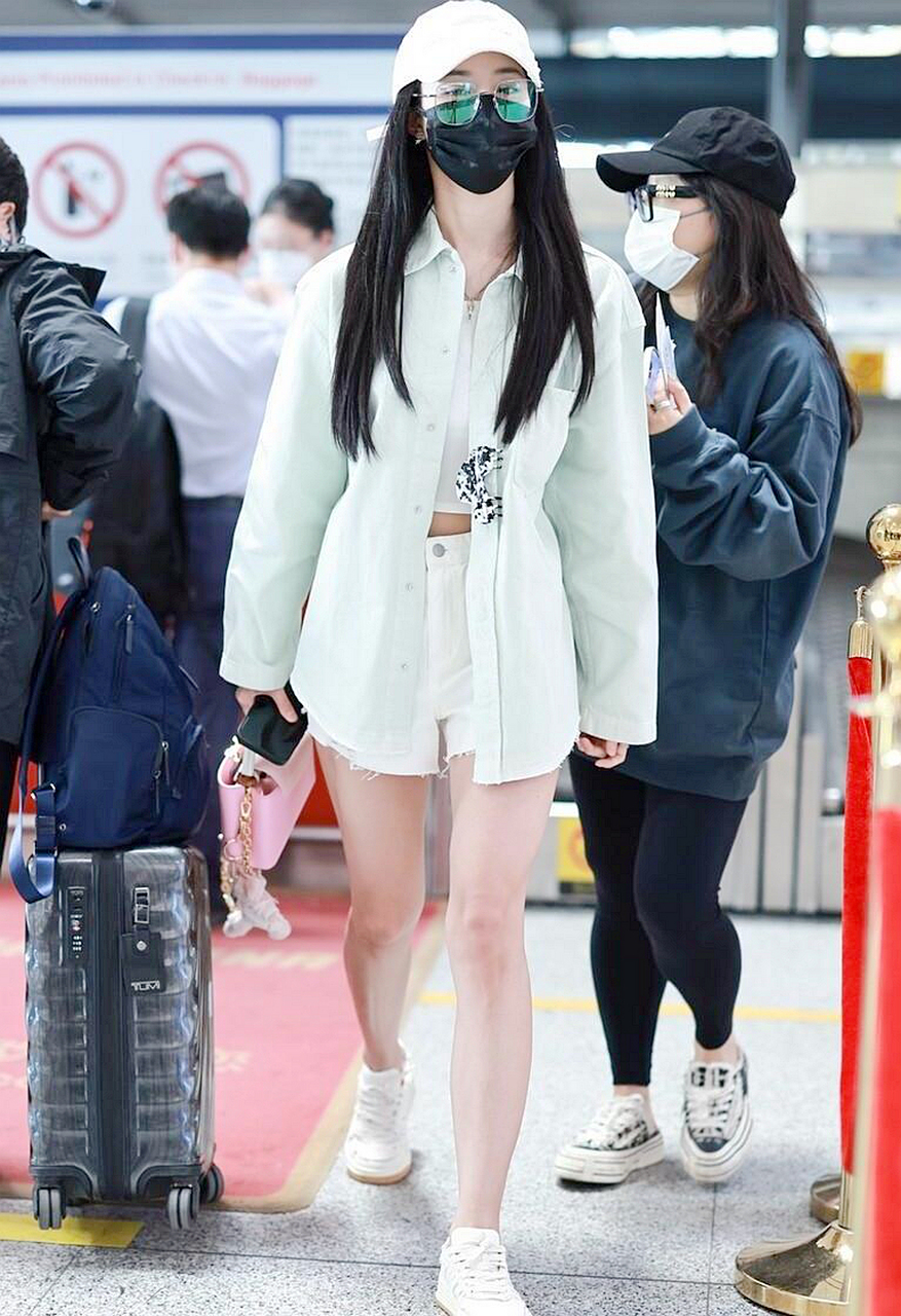 徐艺洋机场街拍,绿色t恤配白色短裤,帽子清新时尚!