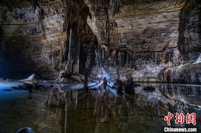 贵州探洞摄影师周元杰:用光影点亮"地下世界"