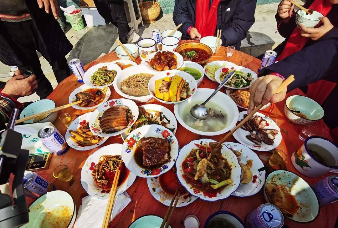 "刨汤宴"喜迎宾客 北川坪山村"年猪节"嗨翻天