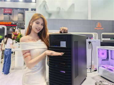 鑫谷机箱新品齐亮相：自带显示器的探云WS3 Ultra、还有最新BTF3.0产品