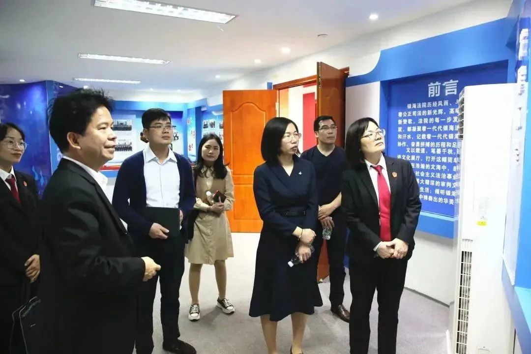 德保县法院党组书记,院长卢靖带队到银海区法院走访调研