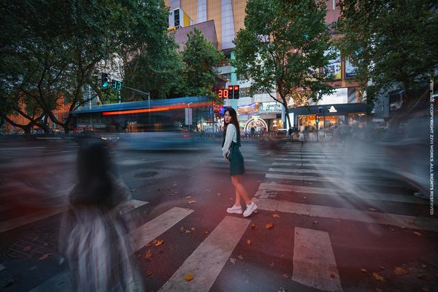 《流水细影》街头慢门人像摄影