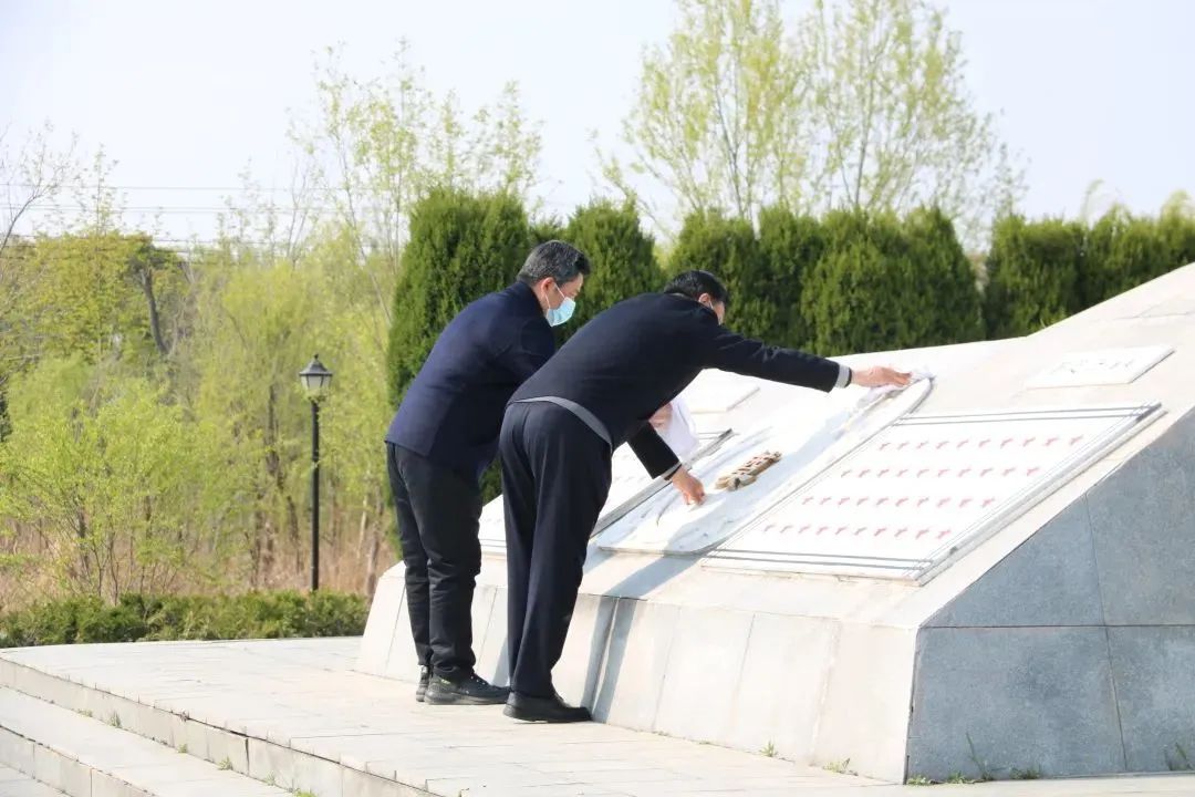 苏嘴镇在大胡庄八十二烈士陵园开展清明代祭扫活动