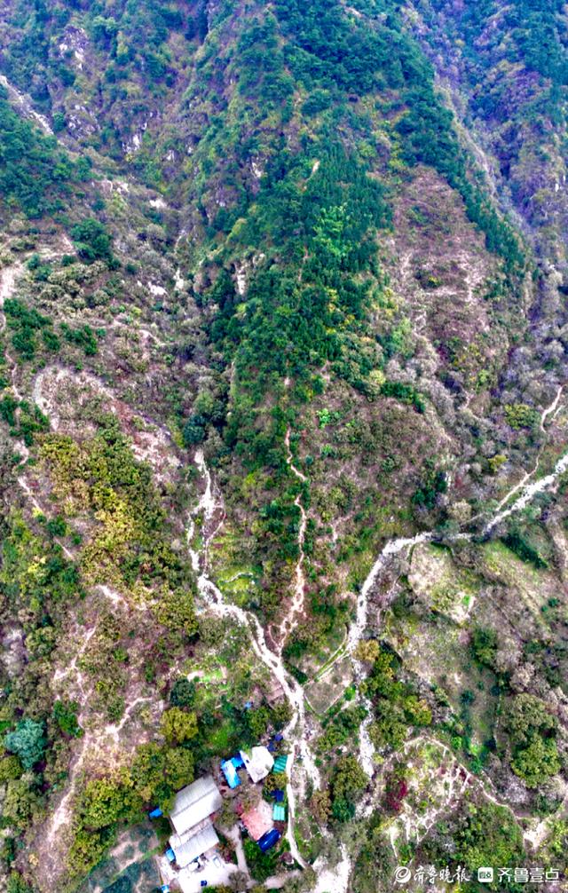 俯瞰青山绿水的梯子山