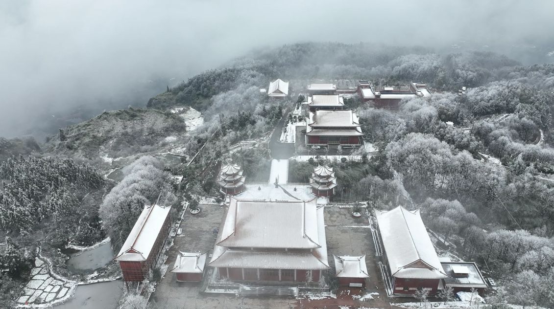 航拍雪景靖州飞山中的大雄宝殿
