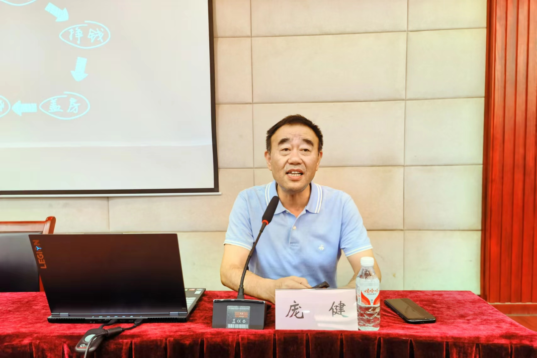 区家教讲师团讲师,涪陵第十四中学校校长庞健以"完善自我的成长"为题