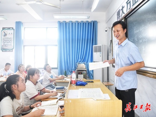 把学生大事小情记心间的朱志刚:每天携带一张"任务单"上班