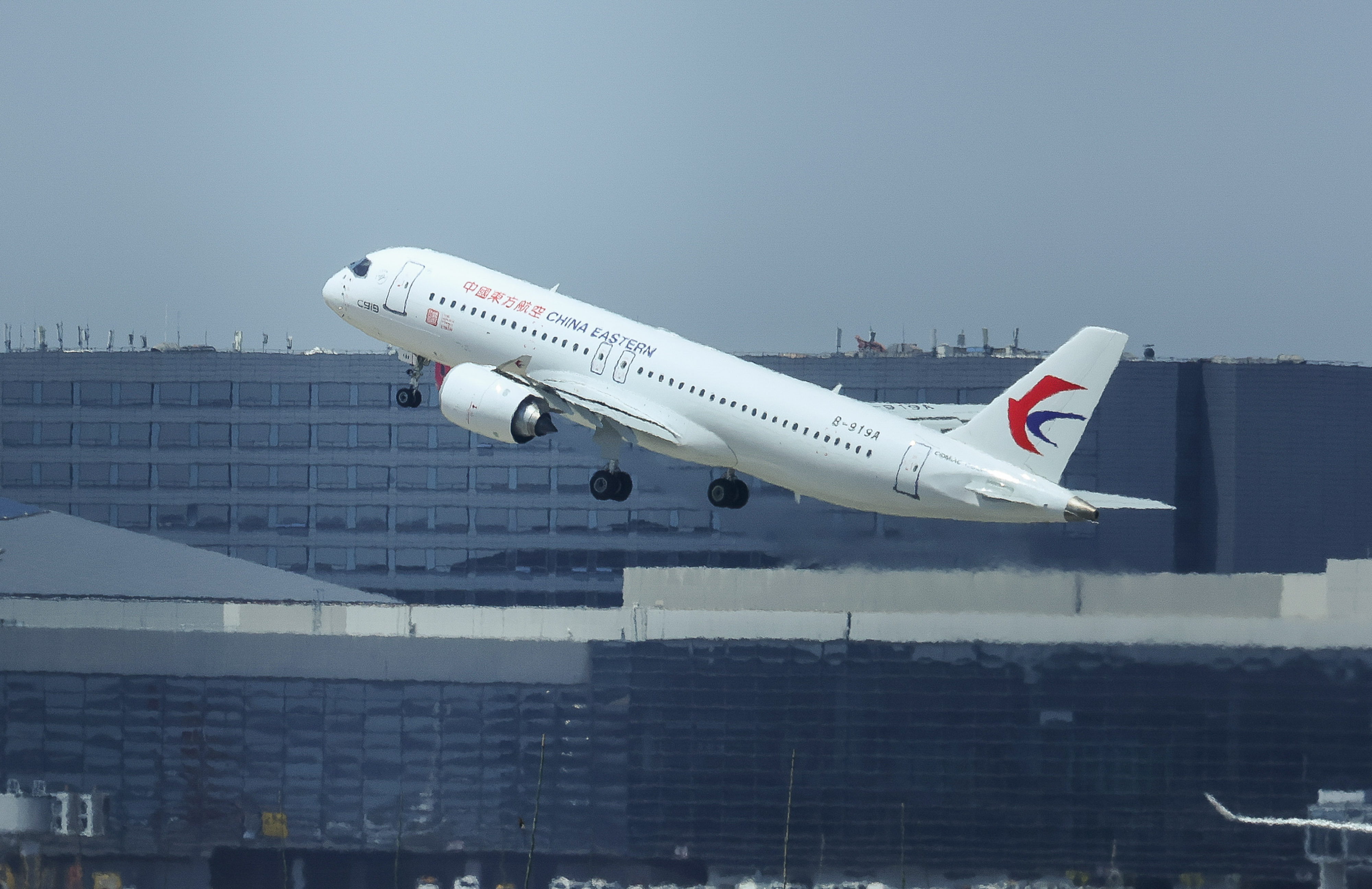 (新华全媒 )c919大型客机圆满完成首次商业飞行