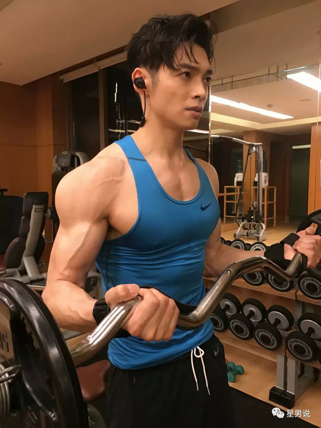 辰亦儒常年坚持锻炼,手臂健壮有力,表示运动是最好维持身材方法