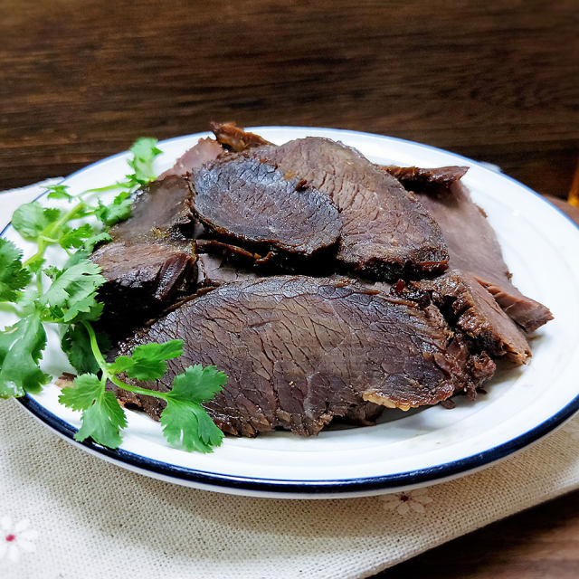 酱卤牛肉,酱香浓郁,绝对是下酒的好菜
