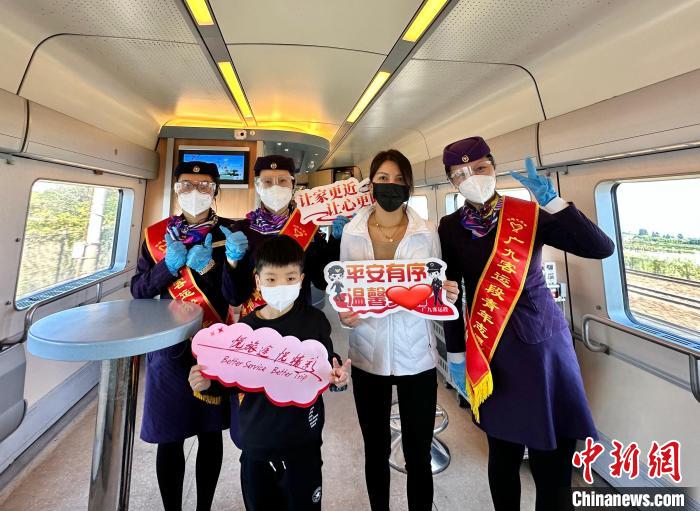 春运首日广九客运段志愿者送"福"进车厢