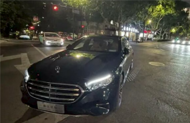 提车仅4小时！46万买的奔驰E300L方向盘三次锁死 厂家拒退换车