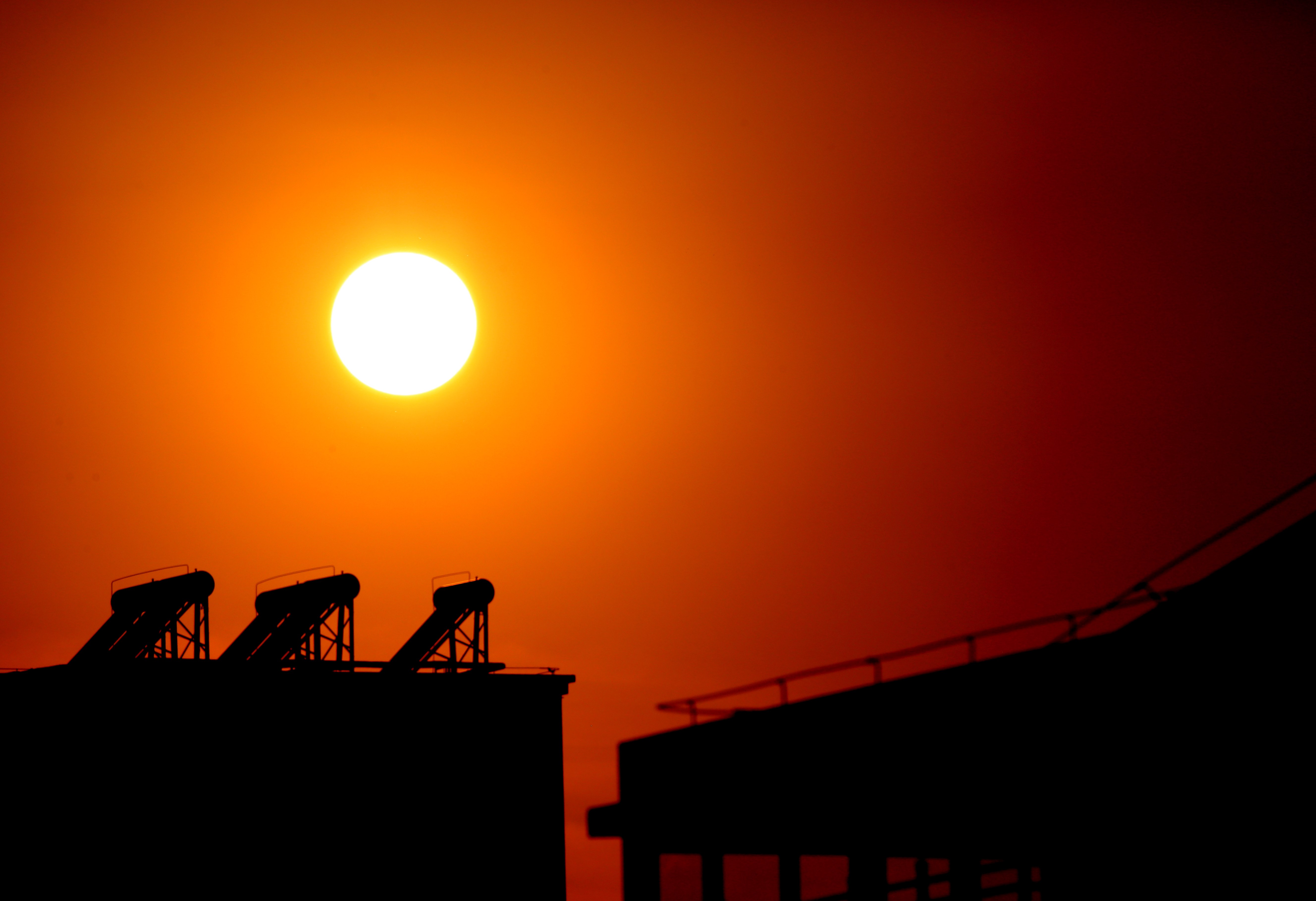 骄阳当空 霞光似火