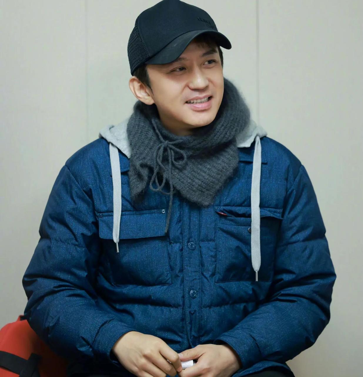 邓超在打篮球,他儿子在后面给他加油.