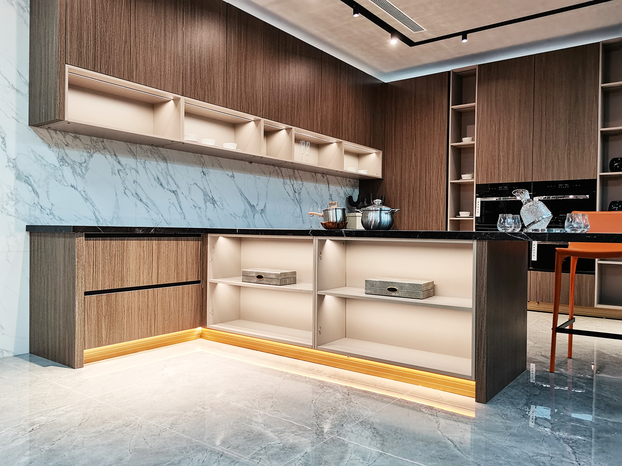「开放式岩板厨房 t型岛台」打造高品质餐厨空间