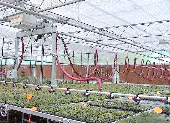 现代温室大棚中移动式喷灌系统的应用与优势