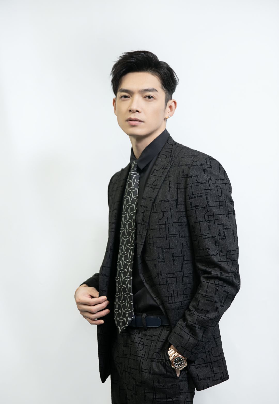 辰亦儒常年坚持锻炼,手臂健壮有力,表示运动是最好维持身材方法