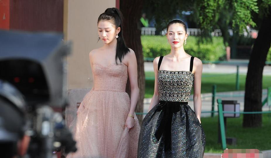 一场金鸡今非昔比,钟楚曦给关晓彤伴舞,张小斐"难识"槿汐姑姑