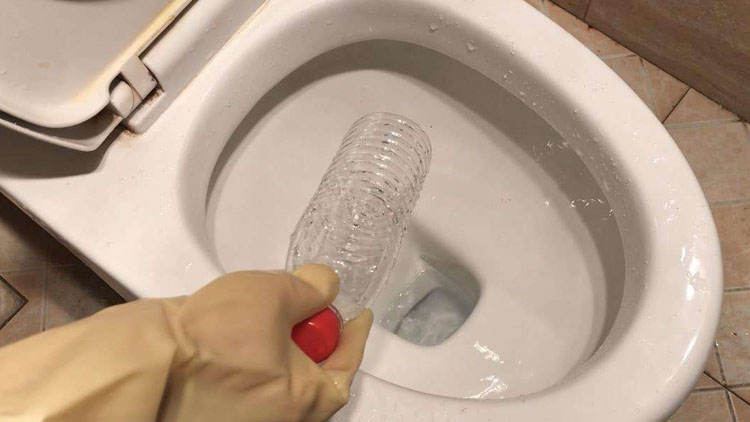 马桶被堵住了,用这些方法就能轻松解决